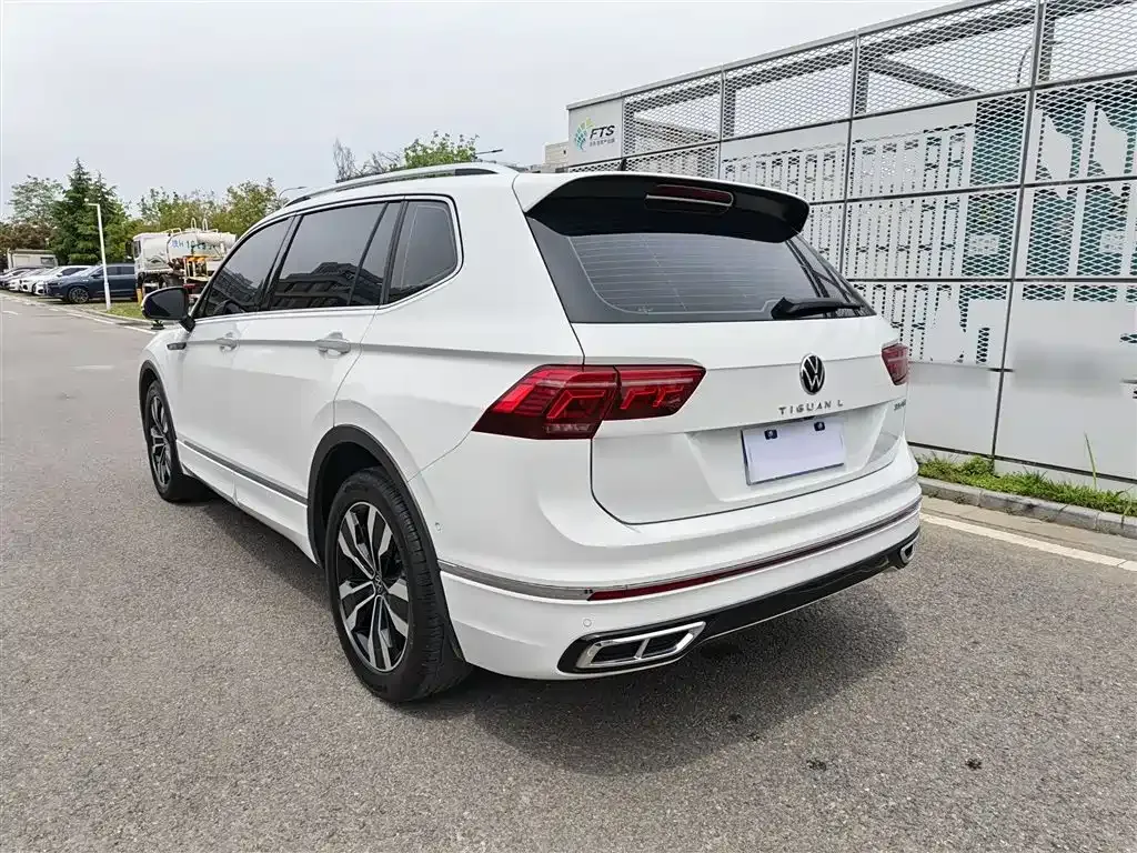 Volkswagen Tiguan L — фото 10