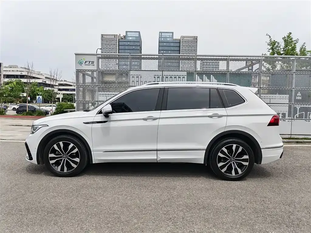 Volkswagen Tiguan L — фото 3