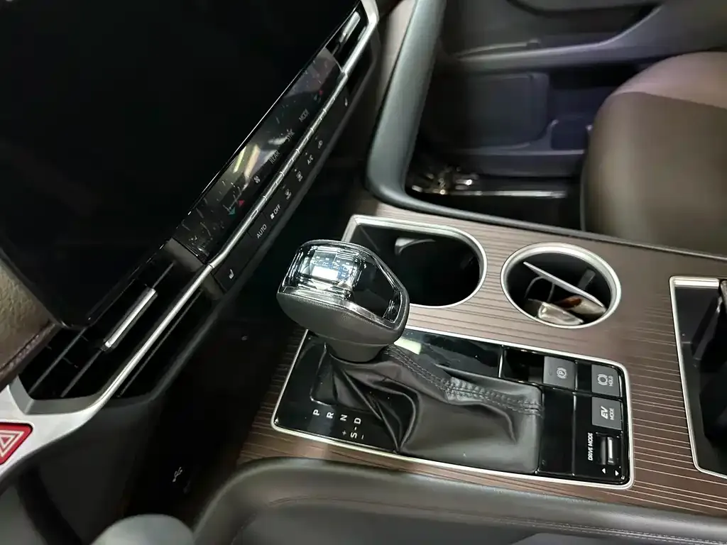Toyota Granvia — фото 10