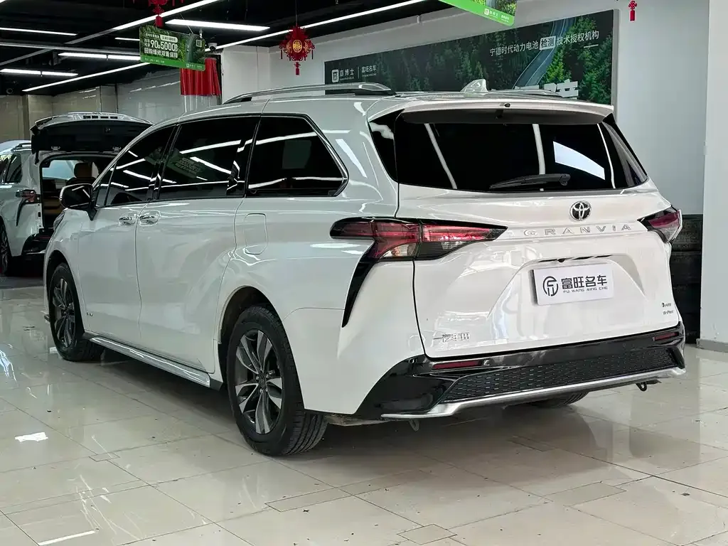 Toyota Granvia — фото 9