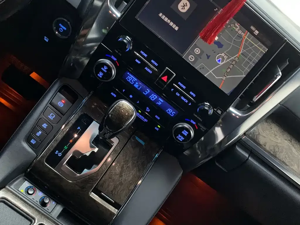Toyota Vellfire — фото 9