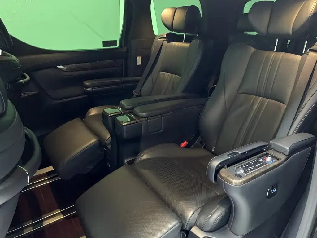 Toyota Vellfire — фото 8