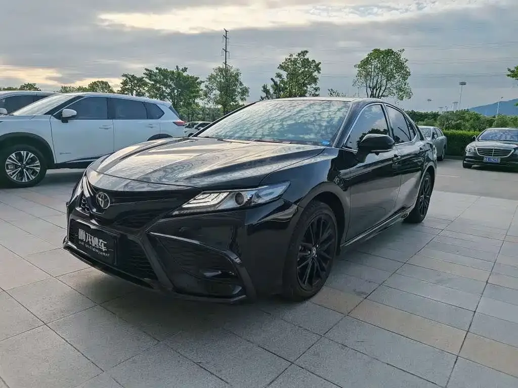 Toyota Camry — фото 1