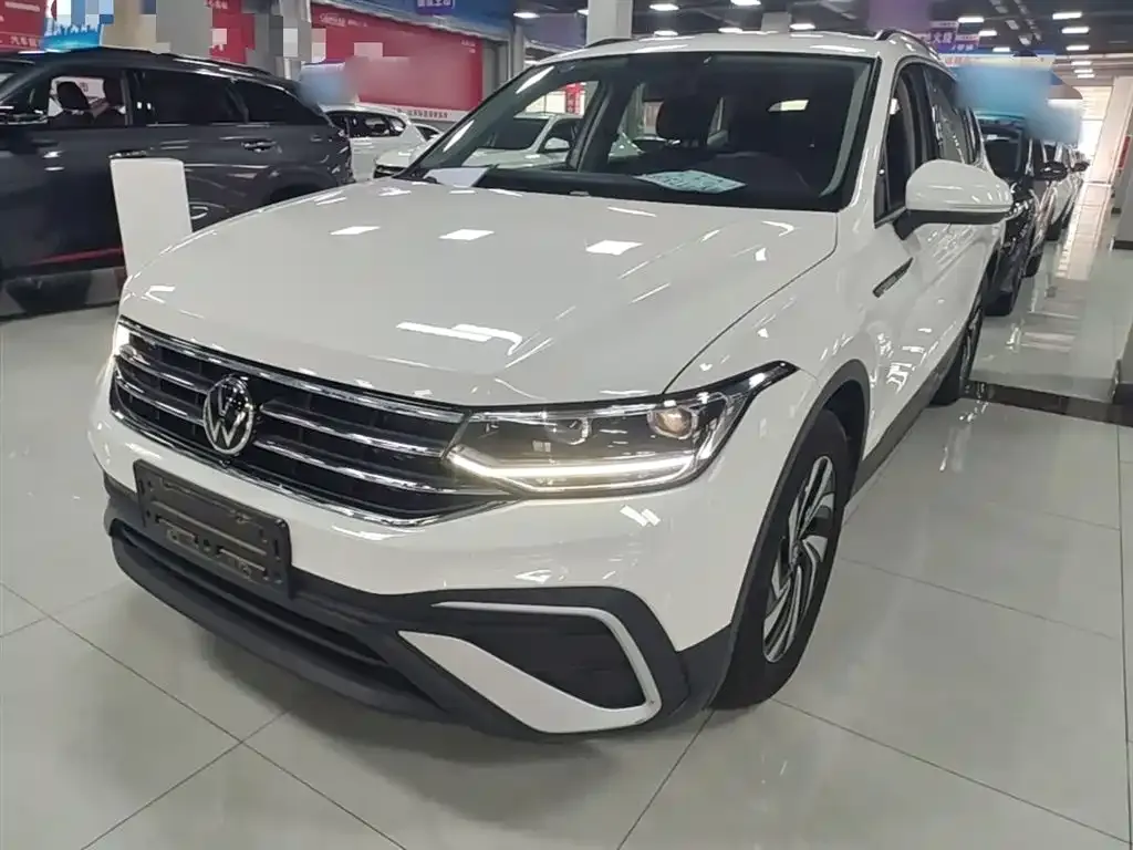 Volkswagen Tiguan L — фото 1