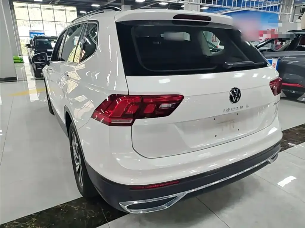 Volkswagen Tiguan L — фото 10