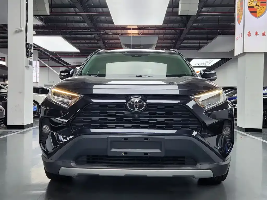 Toyota RAV4 — фото 1