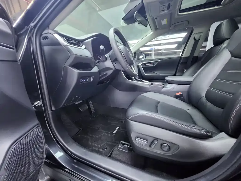 Toyota RAV4 — фото 4