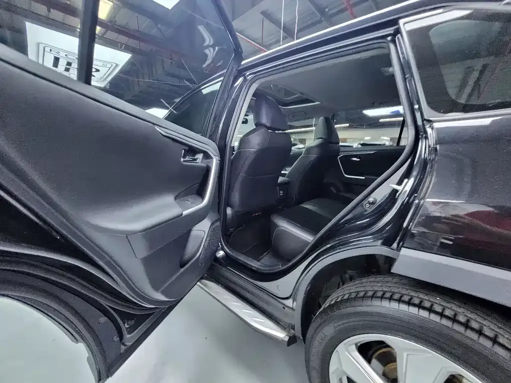 Toyota RAV4 — фото 8