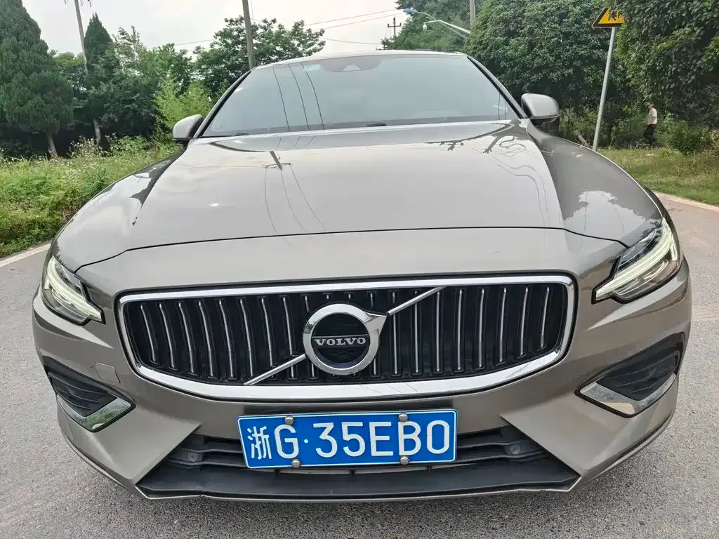 Volvo S60 — фото 1