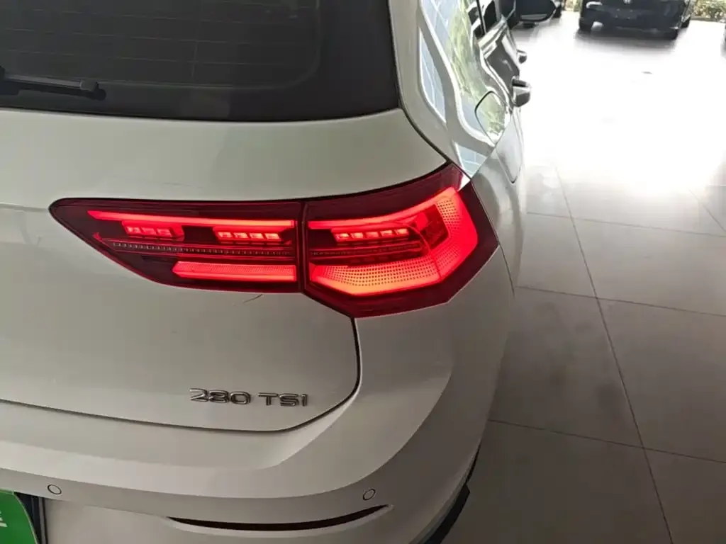 Volkswagen Golf 2024 из CN, фото 2