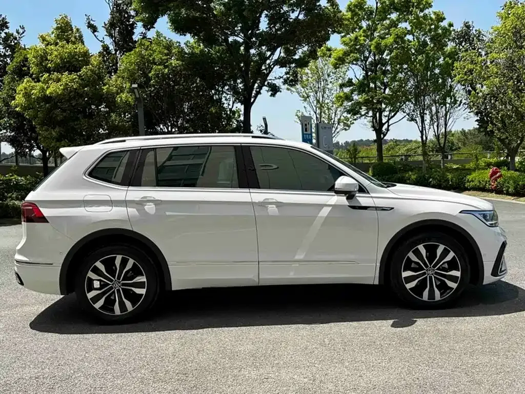 Volkswagen Tiguan L — фото 8