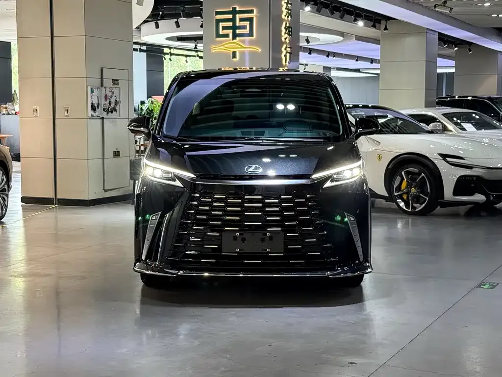 Lexus LM — фото 10