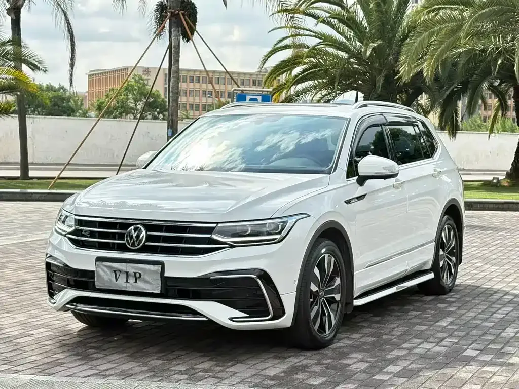 Volkswagen Tiguan L — фото 1