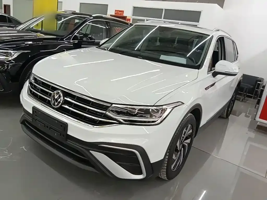 Volkswagen Tiguan L — фото 1