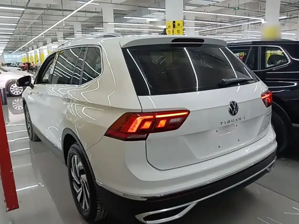 Volkswagen Tiguan L — фото 8