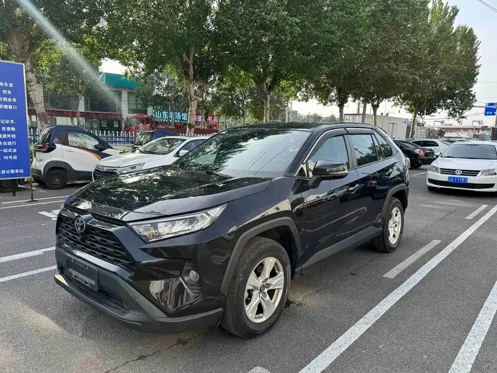 Toyota RAV4 — фото 1