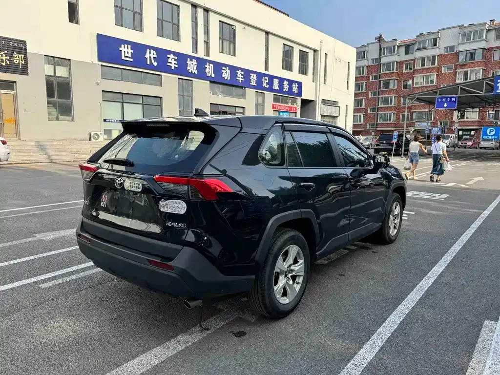 Toyota RAV4 — фото 7