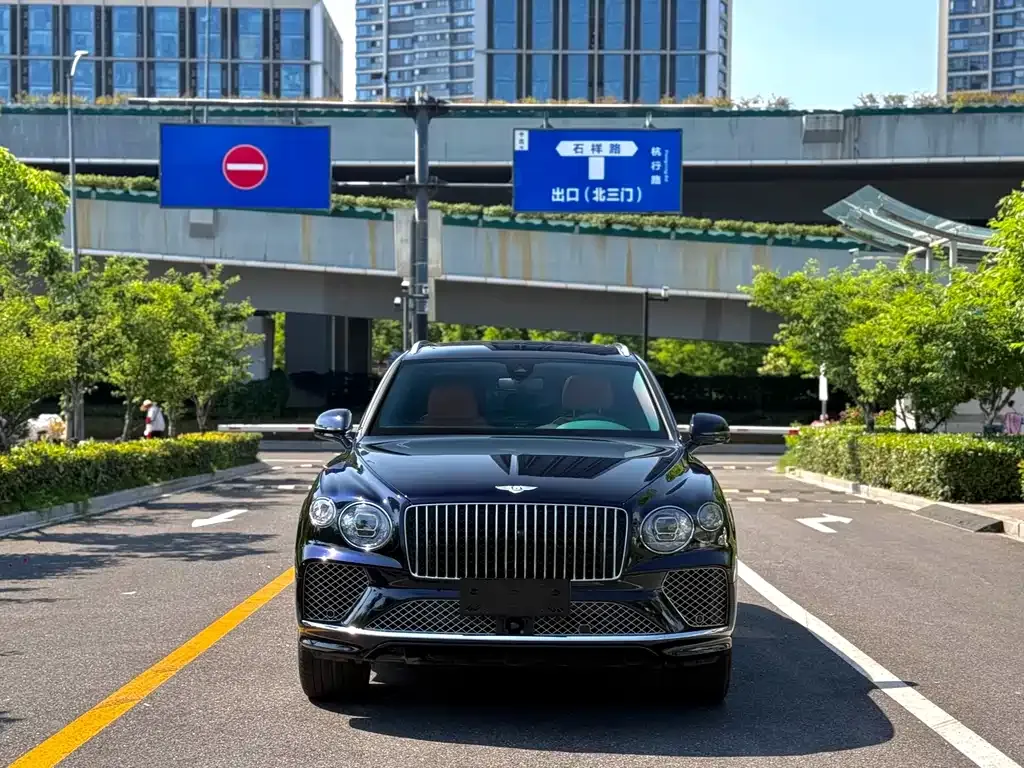 Bentley Bentayga — фото 1