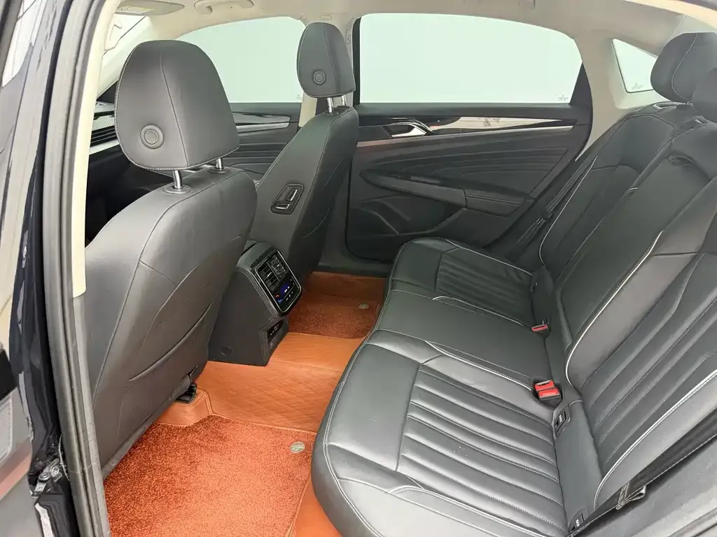 Volkswagen Passat — фото 10