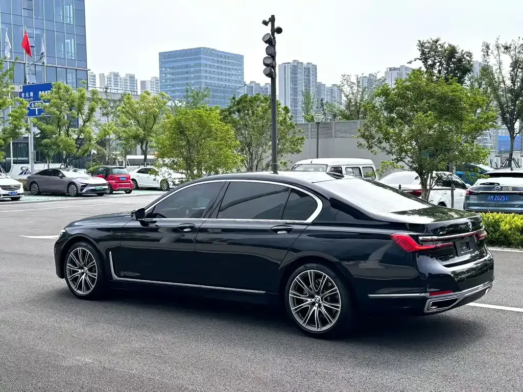 BMW 7 Series — фото 10