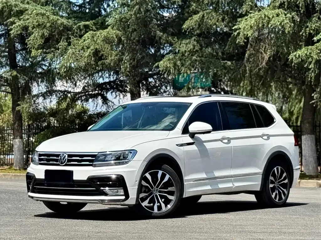 Volkswagen Tiguan L — фото 1