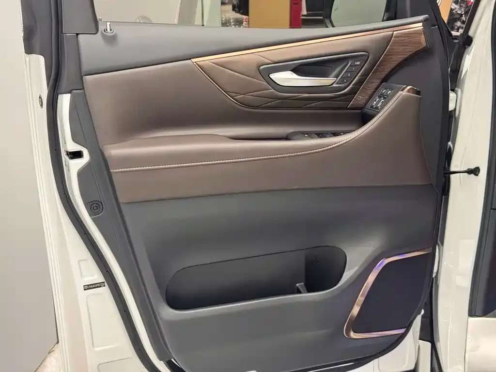 Toyota Vellfire — фото 9