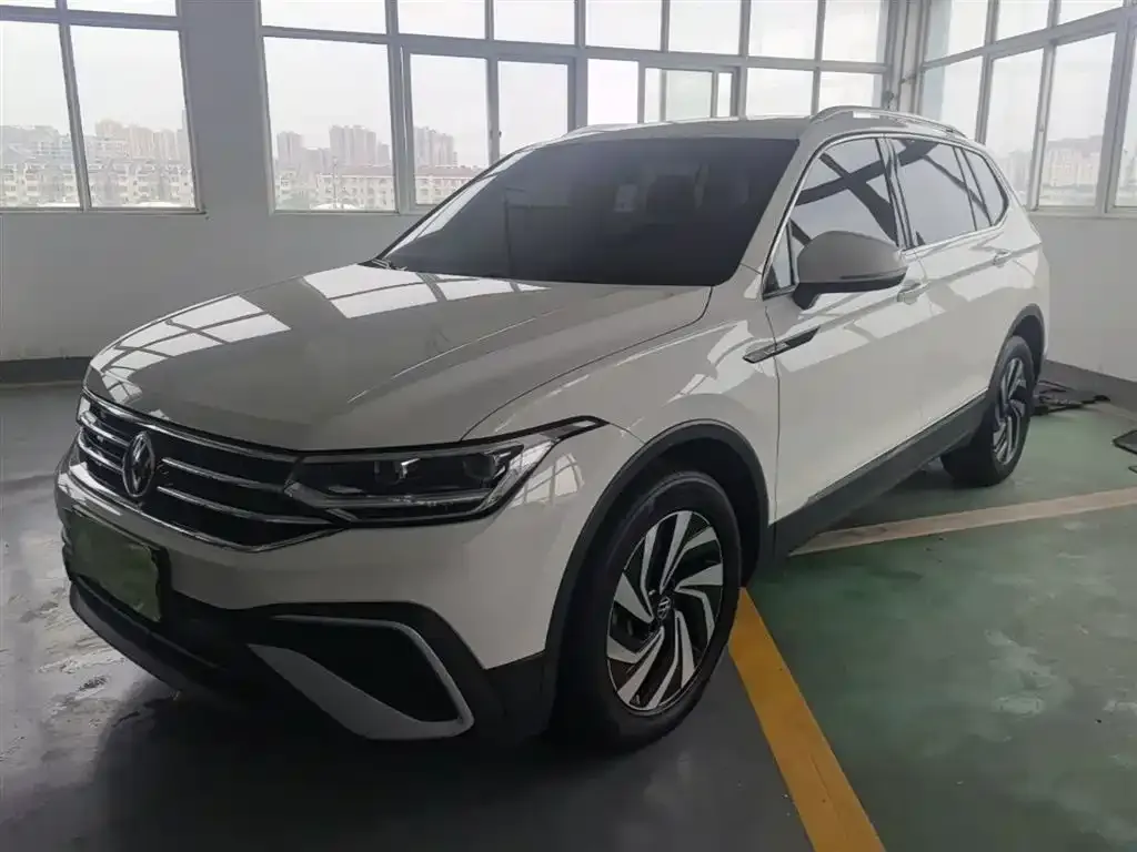 Volkswagen Tiguan L — фото 9