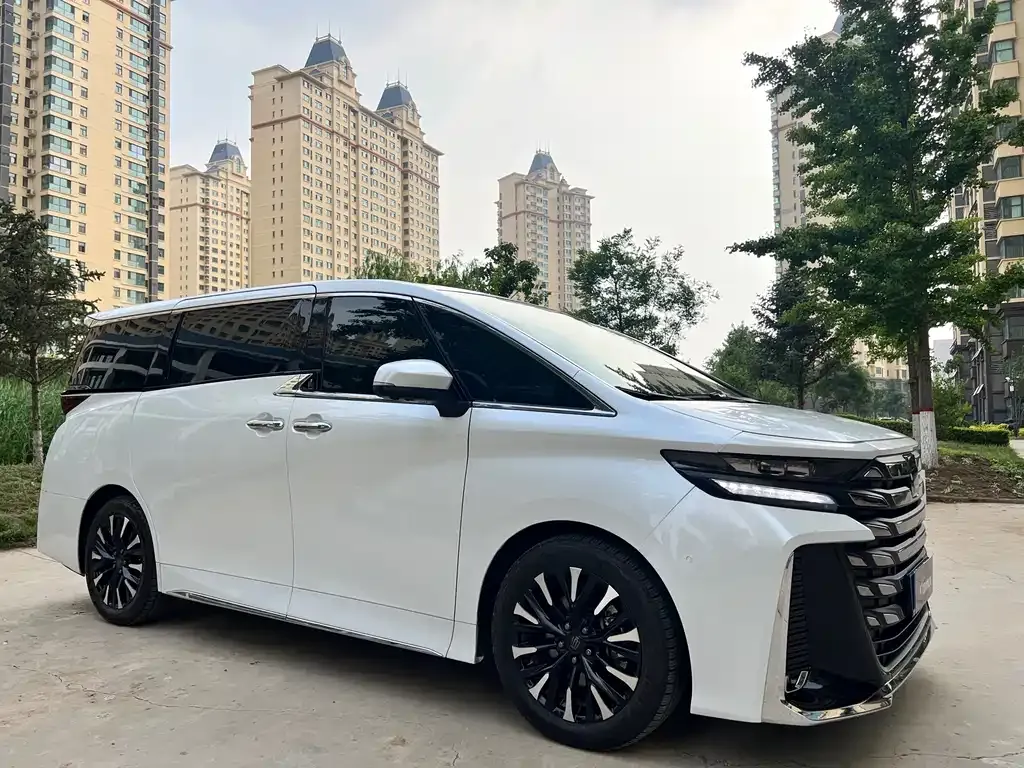 Toyota Vellfire — фото 1