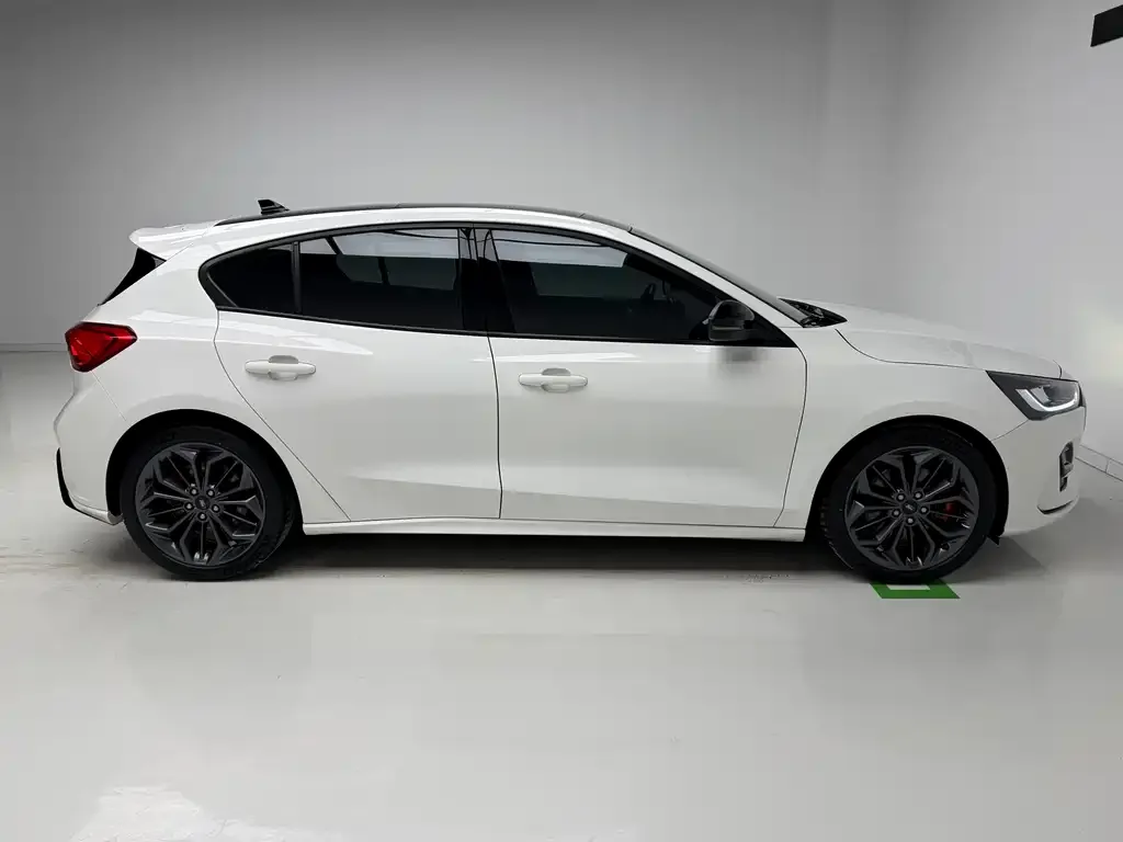 Ford Focus 2023 из CN, фото 6