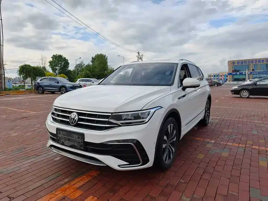 Volkswagen Tiguan L — фото 1