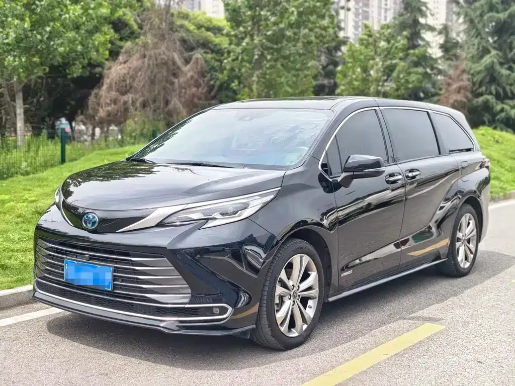 Toyota Sienna — фото 1