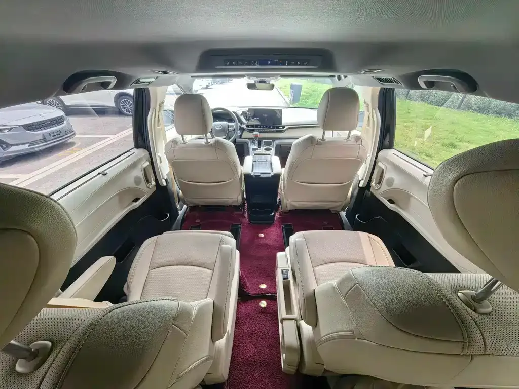 Toyota Sienna — фото 10