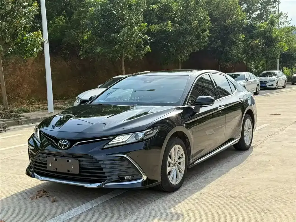Toyota Camry — фото 1