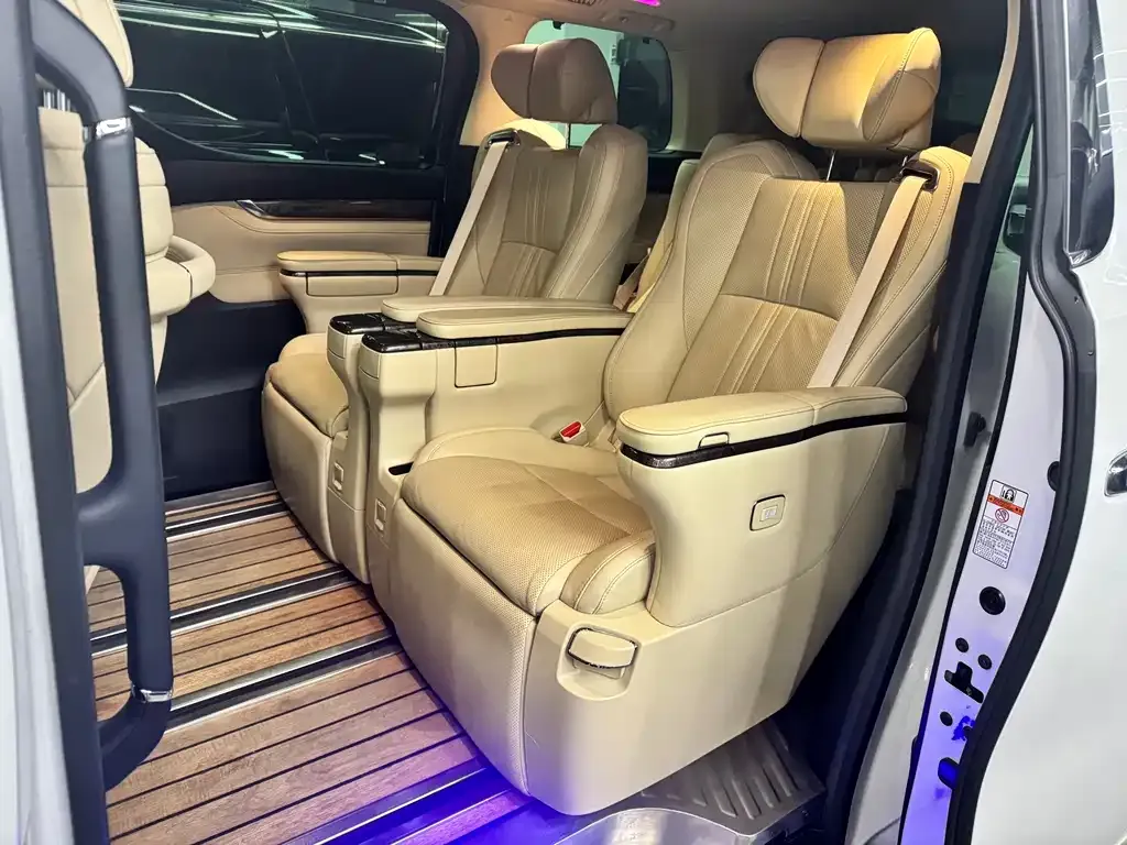Toyota Vellfire — фото 2
