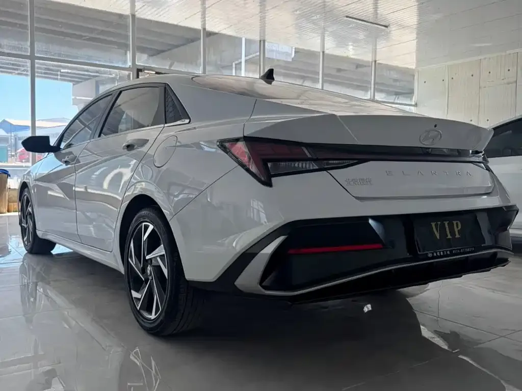 Hyundai Elantra — фото 3