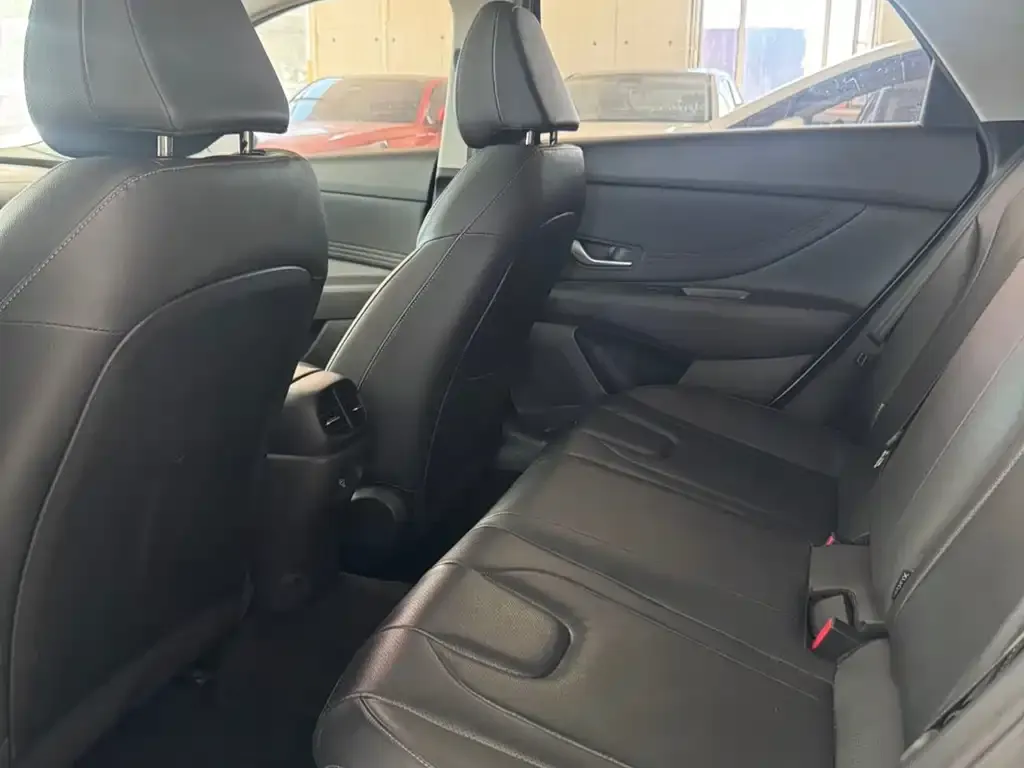 Hyundai Elantra — фото 10