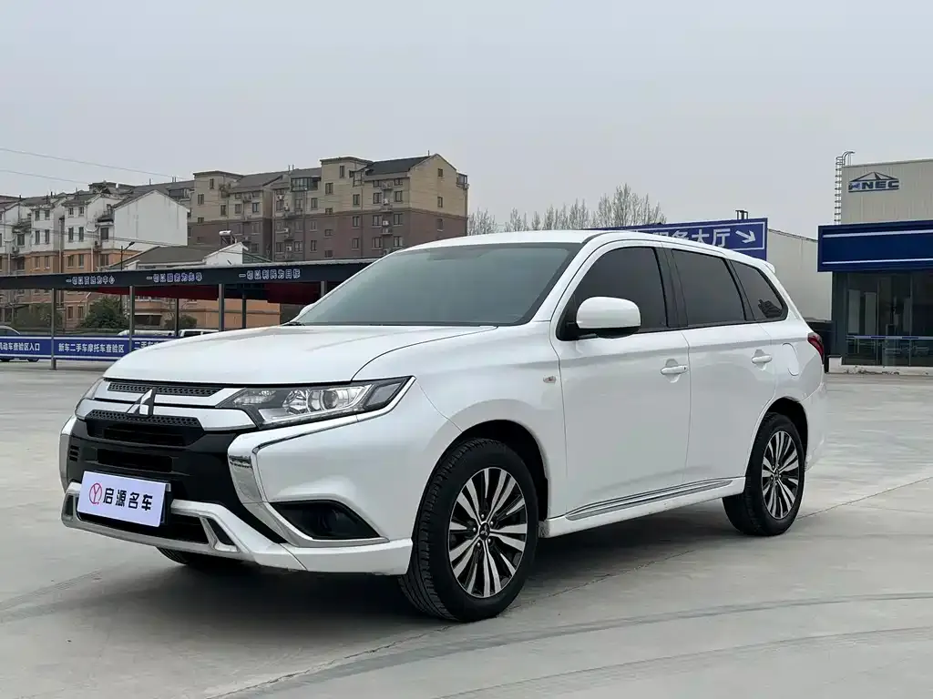 Mitsubishi Outlander — фото 1