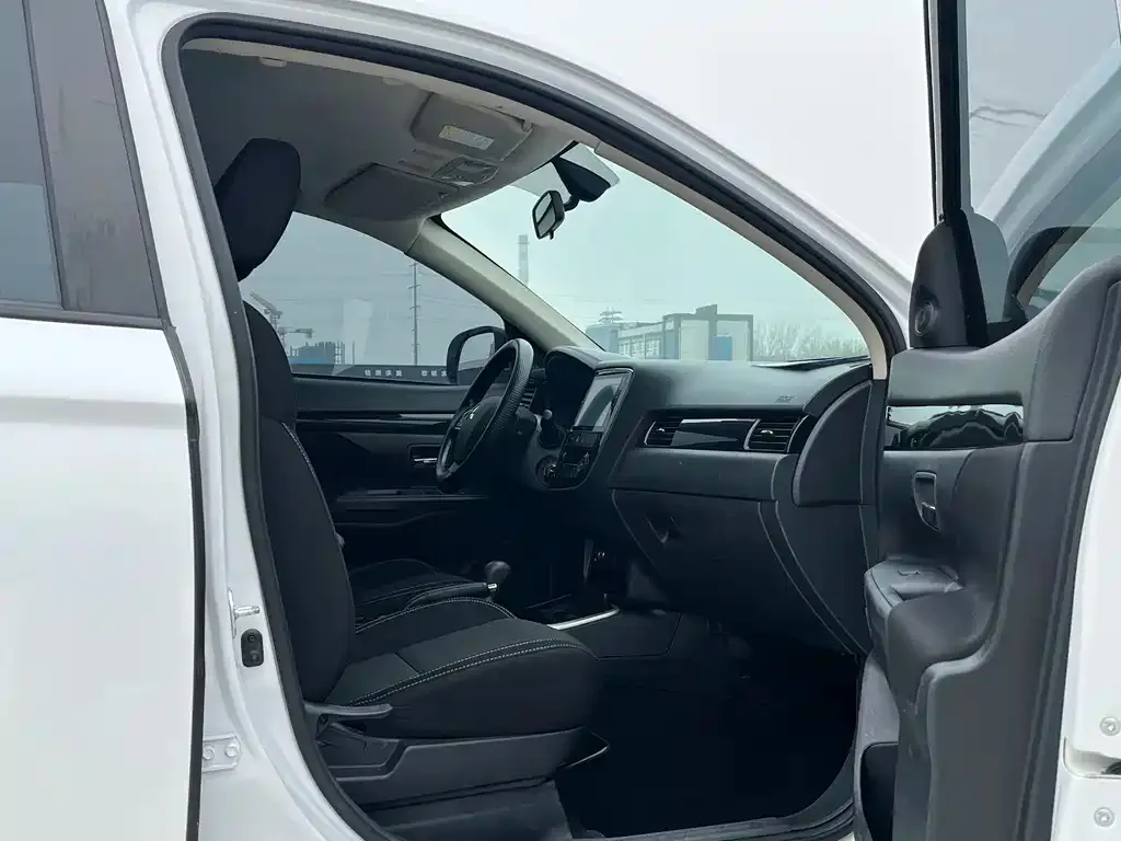 Mitsubishi Outlander — фото 2