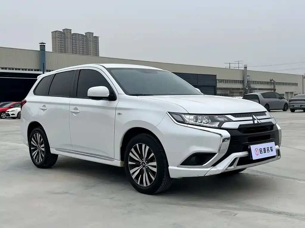 Mitsubishi Outlander — фото 7
