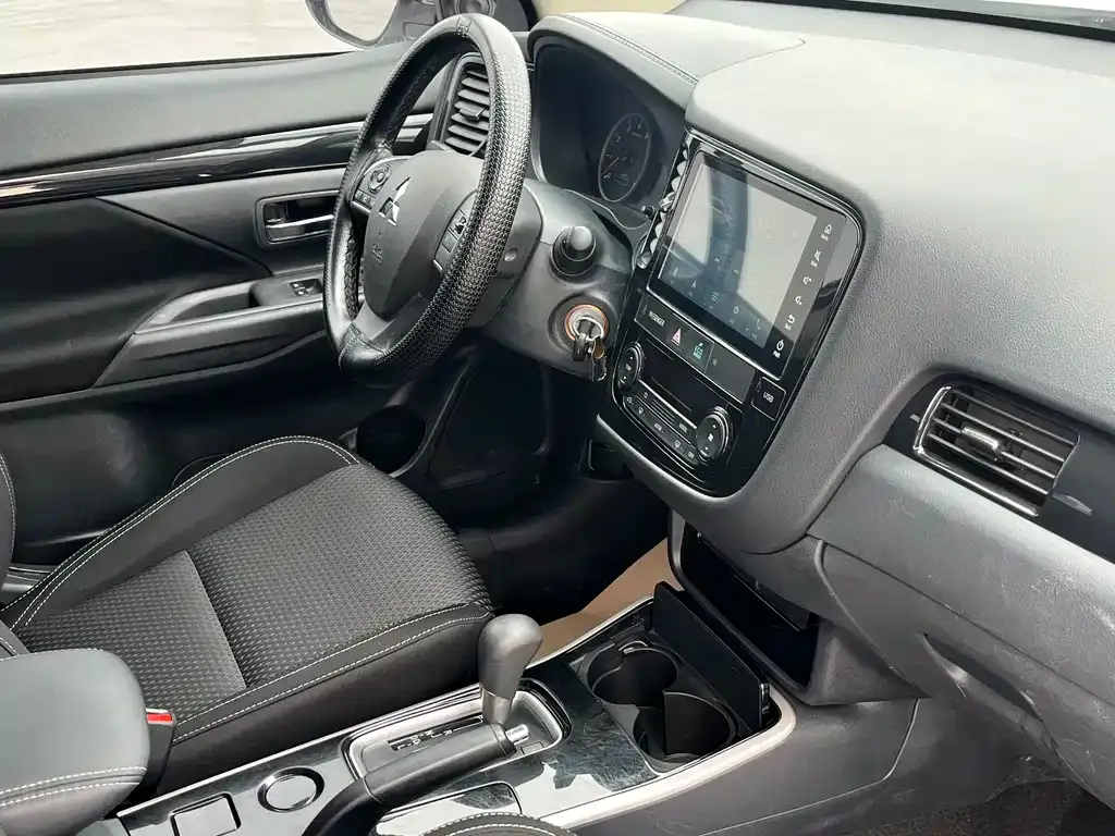 Mitsubishi Outlander — фото 10