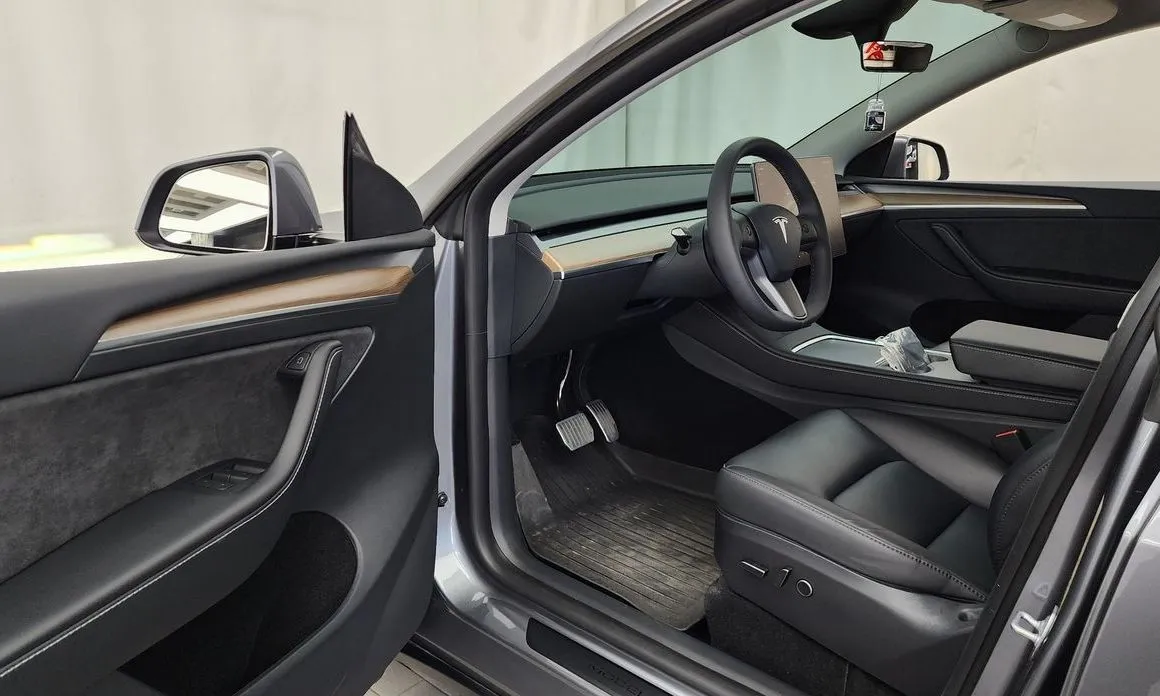 Tesla Model Y — фото 8