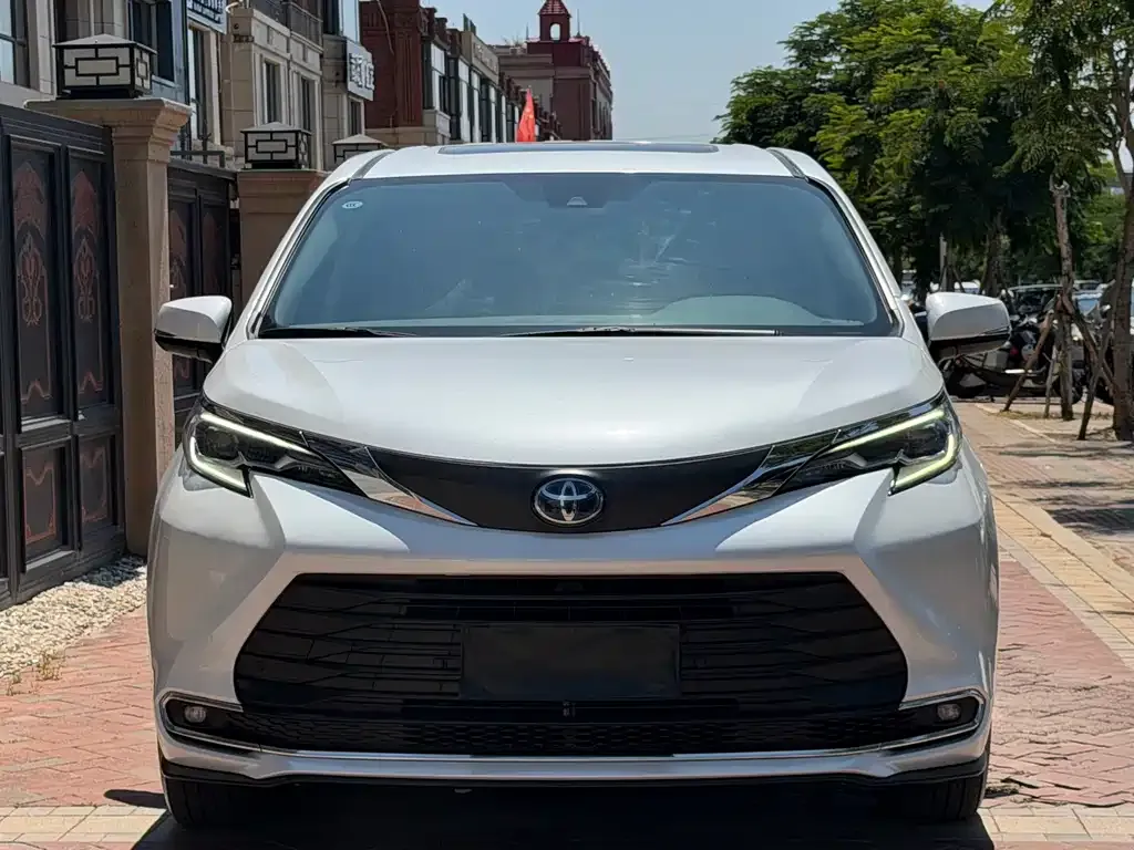Toyota Sienna — фото 2