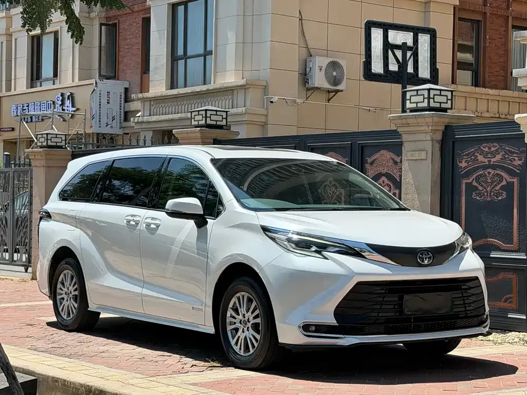 Toyota Sienna — фото 3