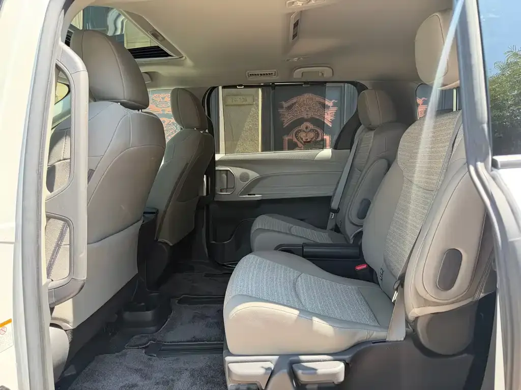 Toyota Sienna — фото 4