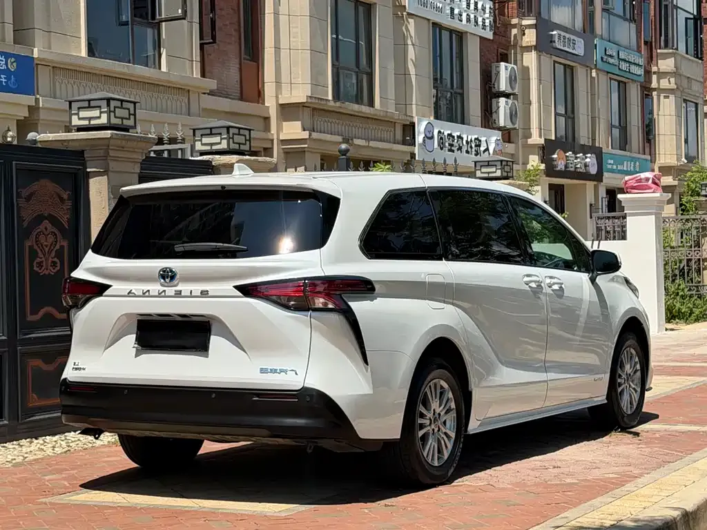 Toyota Sienna — фото 9