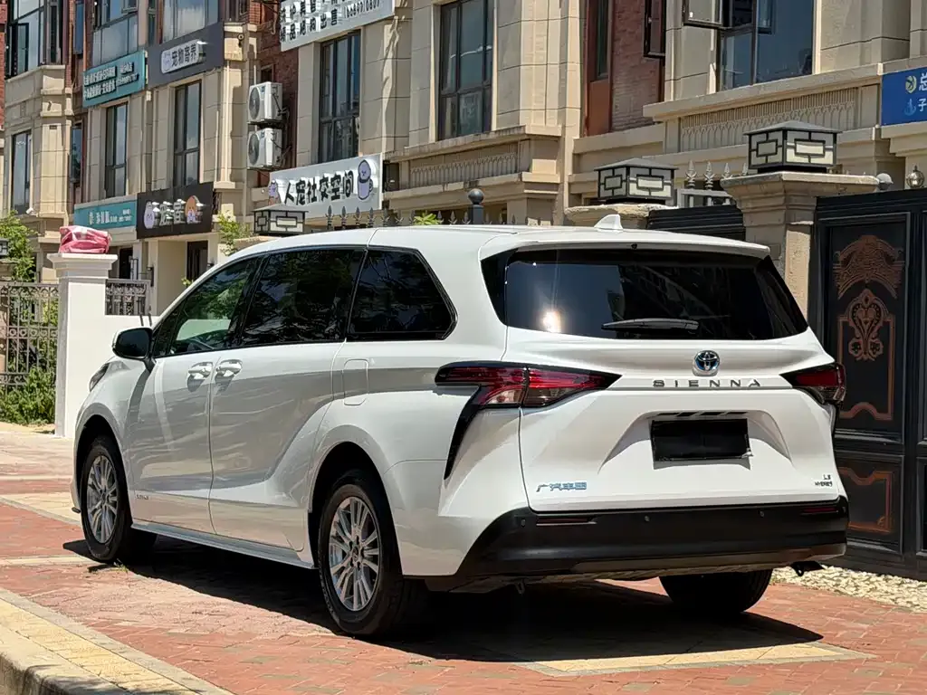 Toyota Sienna — фото 8