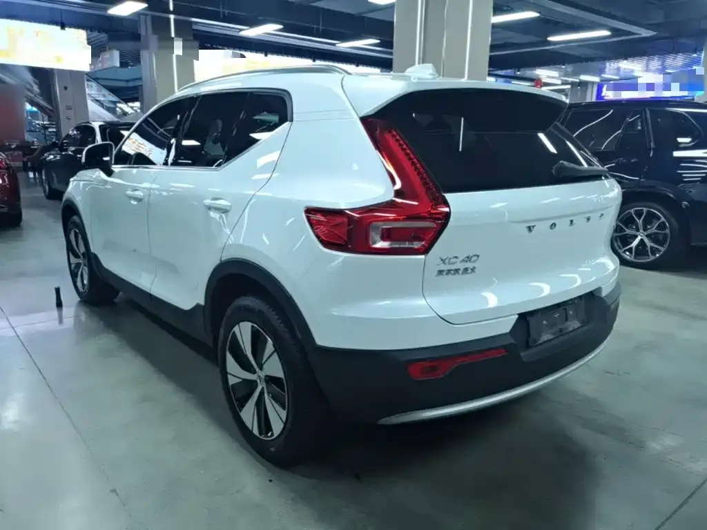 Volvo XC40 — фото 5