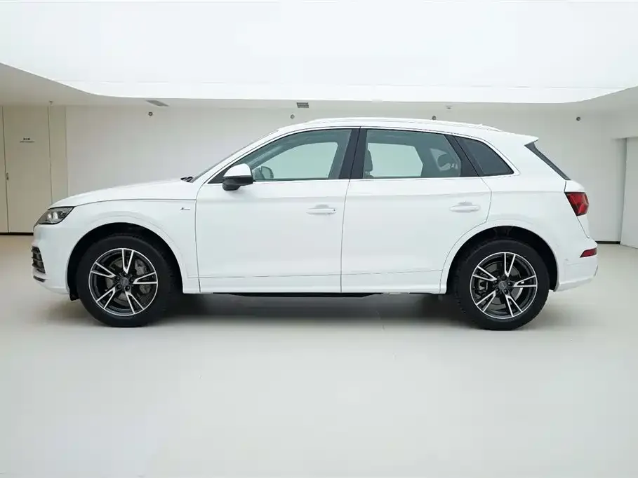 Audi Q5L — фото 10