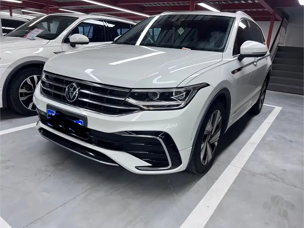 Volkswagen Tiguan L — фото 1