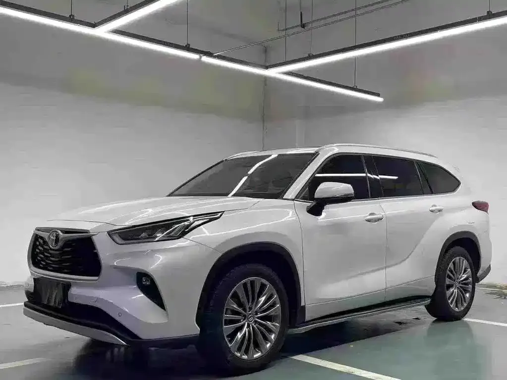 Toyota Highlander — фото 1